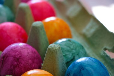 Kutuda güzel renkli yumurtalar.