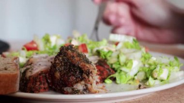 Öğle yemeği için et ve sebze salatası.