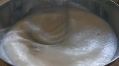 Fırça hamuru kasede çırpar, yemeği hazırlar.