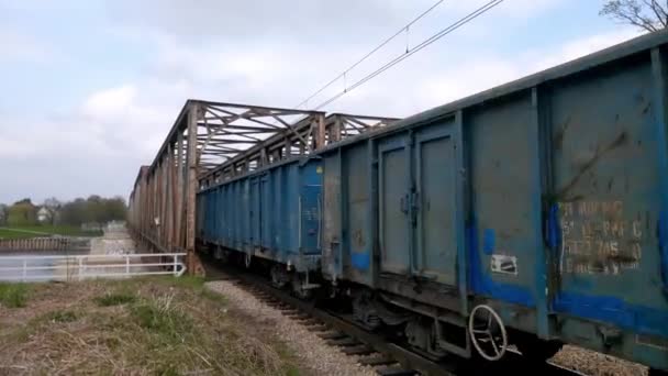 Wroclaw Polônia Maio 2021 Trem Carga Com Carruagens Passa Pela — Vídeo de Stock