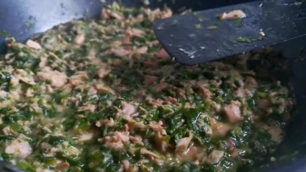 鱼和菠菜用平底锅煮 — 图库视频影像