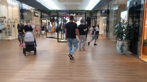 폴란드의 2021 사람들 쇼핑센터에서 마스크를 세계적 유행병의 이후에 — 비디오