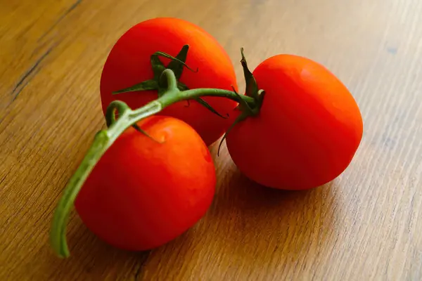 Primer Plano Una Rama Tomates Rojos Mesa —  Fotos de Stock