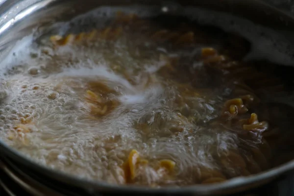 Aus Dem Fokus Geraten Nudeln Kochendem Wasser Kochen — Stockfoto