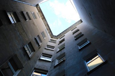 Uzun bir evin dipteki manzarası. Modern mimari