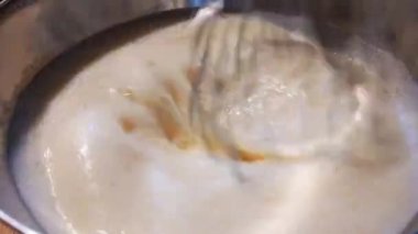 Bir kasede hamur çırpma görüntüsü