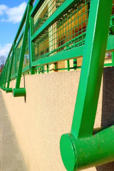 Die Grüne Eisenkonstruktion Des Handlaufs Der Treppe — Stockfoto