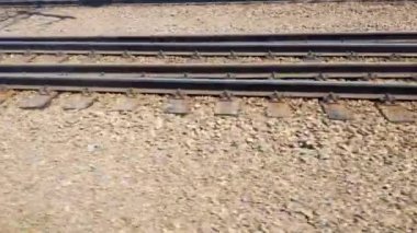 Demiryolu raylarında hareket eden bir trenin penceresinden görüntüle