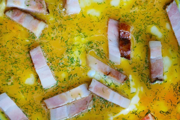 フライパンに焼きオムレツと肉の作品 — ストック写真