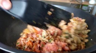 Et pişirip karıştırmak ya da tavada kıyma yapmak.
