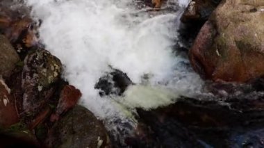 Hızla akan soğuk suyun en üst görüntüsü.