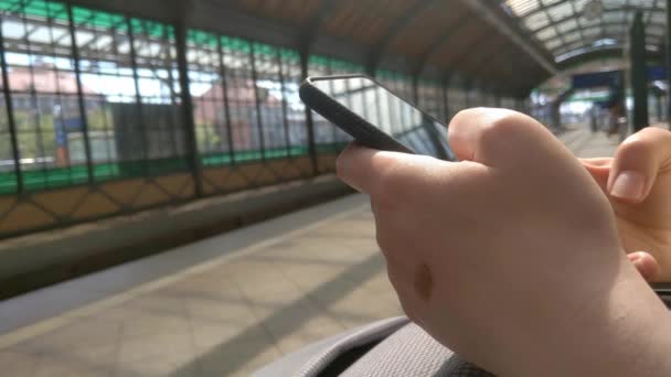 Flickan Tittar Telefonen Medan Han Väntar Transport Surfa Internet Läsa — Stockvideo