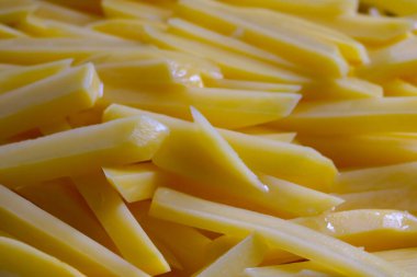 Tavada dilimlenmiş patates dilimleri. Yemek pişirme