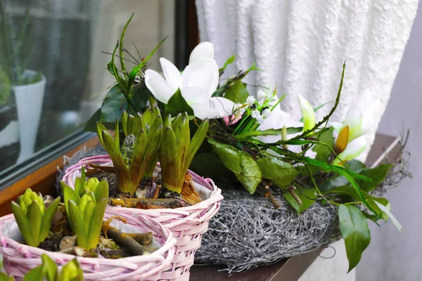 Pot Fleurs Avec Des Fleurs Sur Rebord Fenêtre — Photo