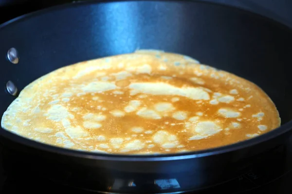 Préparer Une Crêpe Dans Une Poêle Petit Déjeuner Léger Agréable — Photo