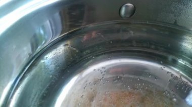 Bir tencere kaynar suya yakın çekim. Yemek pişirme