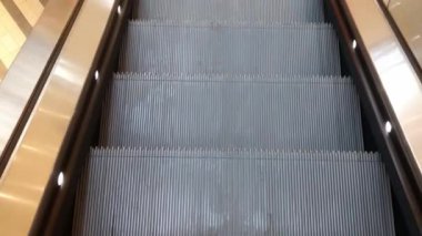 Kazı makinesi bir mağazaya ya da metroya, havaalanına gidiyor. İniş ve yükselişte yardım. Yaprak yaprağının yerini alan modern bir cihaz.