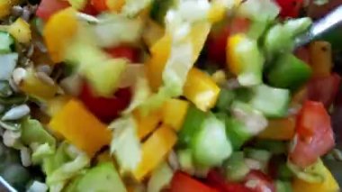 Hafif salata yapıyorum. Diyet sırasında sağlıklı sebze salatası, karıştırıcı.