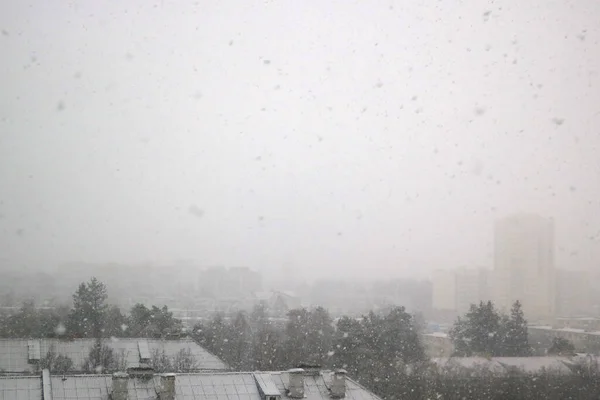Schnee Fällt Schnell Aus Dem Fenster — Stockfoto