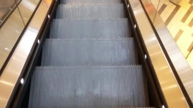 Alışveriş merkeziyle ya da metroyla asansörden inmek. Geçiş sürecinde rahat bir modern aygıt