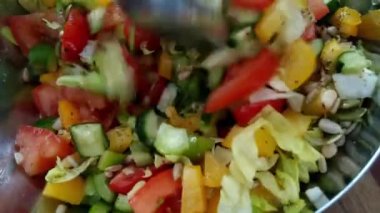 Sebze salatası karıştırmak. Faydalı hafif yiyecekler. diyet