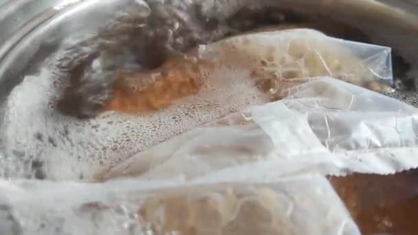 用煮沸的水锅煮荞麦 有用的粥 — 图库视频影像