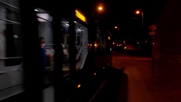 Wroclaw Polsko Května 2021 Tramvaj Jezdí Noci Staré Části Města — Stock video