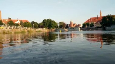 Wroclaw, Polonya, 15 Mayıs 2021: Odra boyunca hareket eden bir tekneden Wroclaw şehrinin güzel manzarası