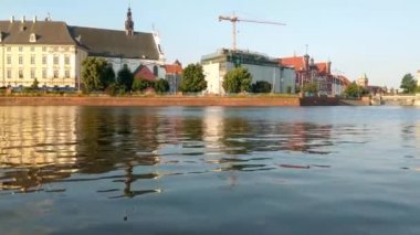 Wroclaw, Polonya, 15 Mayıs 2021: Odra boyunca hareket eden bir tekneden Wroclaw şehrinin güzel manzarası