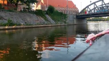 Wroclaw, Polonya, 15 Mayıs 2021: Wroclaw 'daki Odra Nehri' nde tekne hareketi