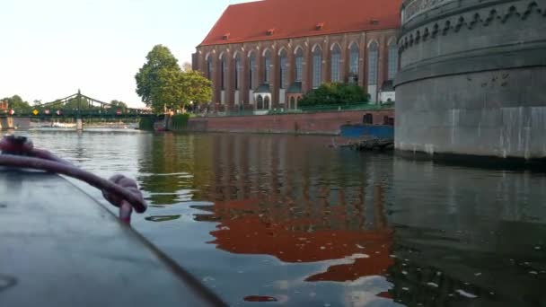 2021年5月15日 波兰弗罗茨拉夫 在弗罗茨拉夫的奥德拉河上的船只移动 — 图库视频影像