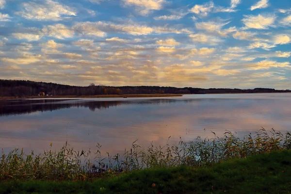 Bel Tramonto Luminoso Sulla Riva Lago Fiume Autunno — Foto Stock