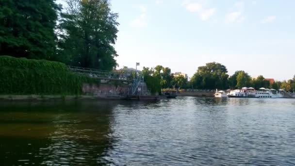 Wroclaw Poland May 2021 View Cafe Banks Odra Passing Boat — Stock Video