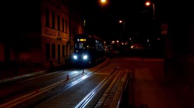 Wroclaw, Polonya, 12 Mayıs 2021: Tramvay şehrin eski bölümünde akşam saatlerinde hareket eder.