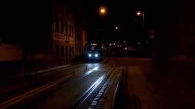 Wroclaw, Polonya, 12 Mayıs 2021: şehrin eski bölümünde bir tramvay vardır. Kentsel ulaşım ağı geliştirildi. Güvenli ve çevre dostu bir ulaşım şekli