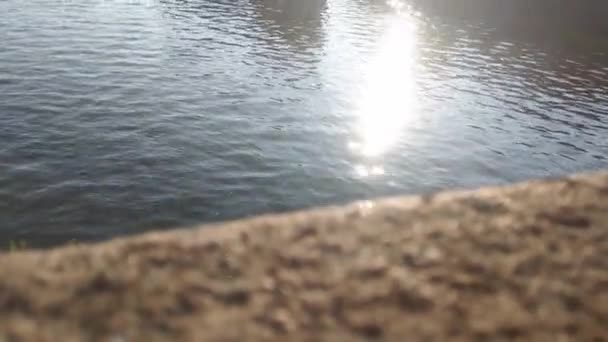 Лучи Солнца Прекрасно Играют Воде — стоковое видео