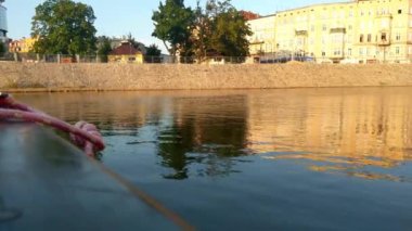 Wroclaw, Polonya, 12 Mayıs 2021: Odra Nehri 'ndeki hareketli bir teknenin evleri