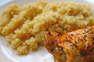 Akşam yemeği için fırında tavuk ve yulaf lapası. Sağlıklı yemek.