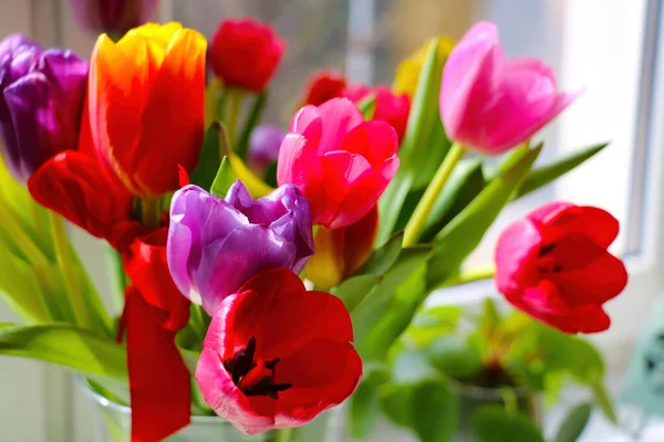 Bukiet Kwitnących Tulipanów Wazonie Oknie — Zdjęcie stockowe