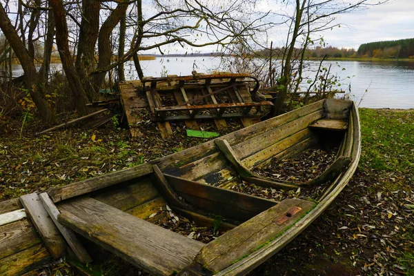 Старая Деревянная Разбившаяся Лодка Берегу Озера Осенью — стоковое фото