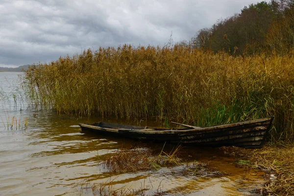 Velho Barco Margem Lago Outono Dia Nublado — Fotografia de Stock