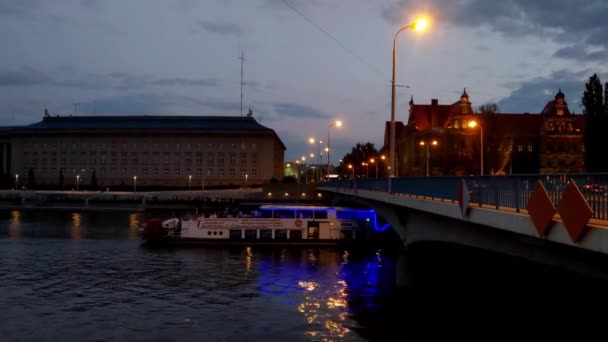 2021年5月15日 一艘游船在波兰弗罗茨拉夫的奥德拉河上航行 — 图库视频影像