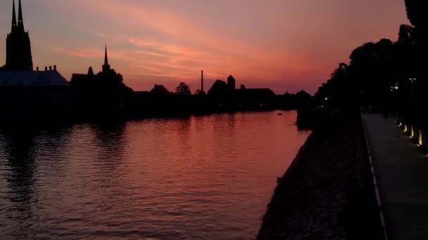 城市河岸上美丽的落日 — 图库视频影像