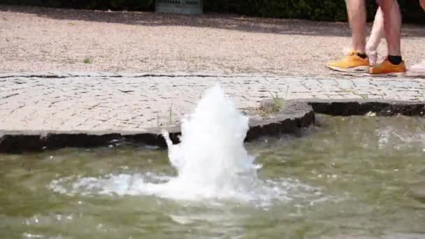Background Fountain Couple Walking Park Sneakers — Stockvideo