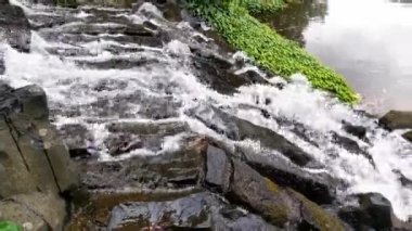 Close-up of the water that flows over the rocks in the park