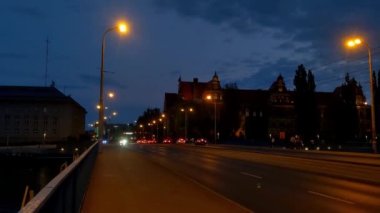 Wroclaw, Polonya, 2 Mayıs 2021: Şehrin eski bölümünün gece manzarası