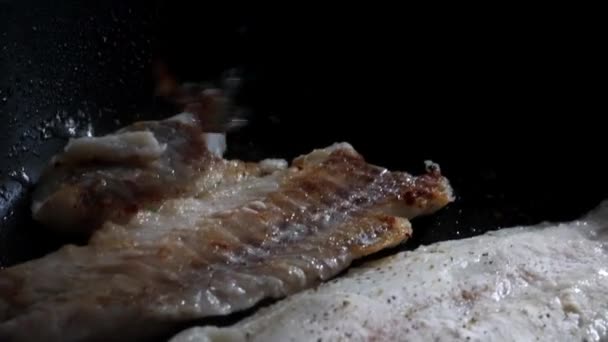 Готовить Рыбу Сковороде Дома Вкусная Здоровая Еда Здоровое Питание — стоковое видео
