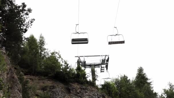 Vista Inferior Funicular Movimiento Una Zona Montañosa Escalando Las Montañas — Vídeos de Stock