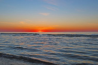 Sahilde güzel bir gün batımı, manzara