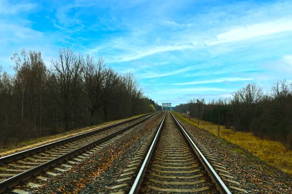 Blick auf die Bahn gegen den blauen Himmel. — Stockfoto